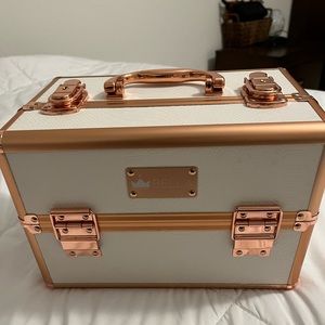 Rose gold bella lash case